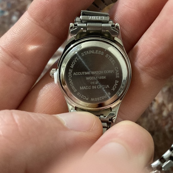 New Silver-Colored Expandable Quartz Watch, Battery Operated - Picture 5 of 13